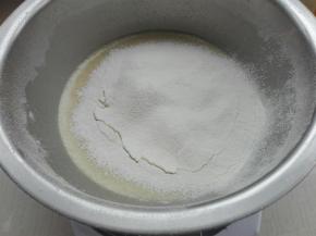 倒入牛奶，小苏打，筛入低粉
