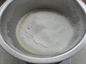 倒入牛奶，小苏打，筛入低粉