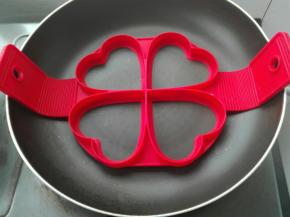 模具刷一层油放入不粘锅（注意不粘锅不需要放油）