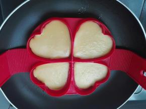 全程小火，模具中倒入面糊，不要倒的太满