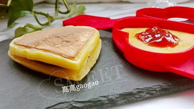 出炉啦，可以两个中间抹豆沙或者果酱都可以哈，我家宝贝喜欢什么也不夹着吃呢