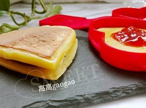出炉啦，可以两个中间抹豆沙或者果酱都可以哈，我家宝贝喜欢什么也不夹着吃呢