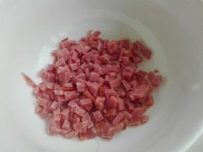 火腿切成很细小的肉丁