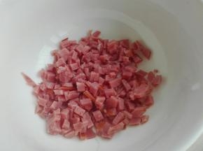 火腿切成很细小的肉丁