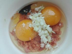 打入两个鸡蛋，一点盐，一点味极鲜，适量葱沫
