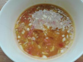 最后倒入一点点牛奶，搅打均匀