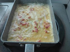 玉子烧锅小火加热，倒少量底油，倒入一部分蛋液糊，摇晃均匀