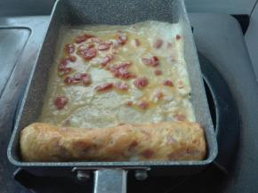 凝固后卷起来，再倒入一部分蛋液，摇晃均匀，凝固后从第一次卷好的地方继续卷起来，以此类推，所有蛋液全部卷完