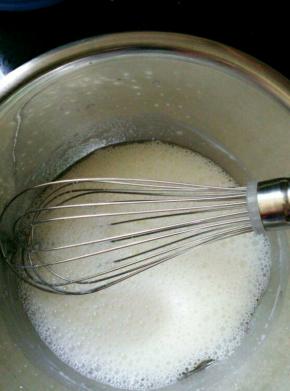 将纯牛奶，朗姆酒倒入植物油里，搅拌均匀