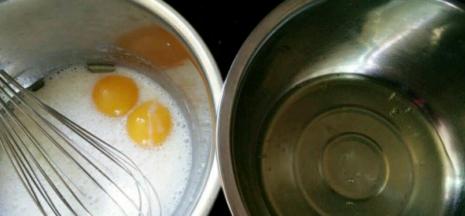 分离蛋清蛋黄，蛋清要无水无油的盆，蛋黄直接丢到牛奶里