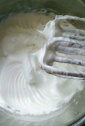 白糖分三次加入蛋白，打至硬性发泡