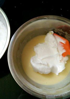 分三次将蛋白倒入蛋黄糊里，没倒一次翻拌均匀了再倒下一次