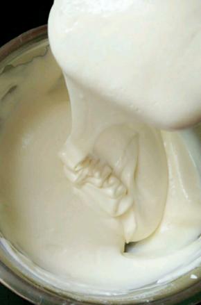 最后拌好的华夫饼糊如图中这样，光滑细腻