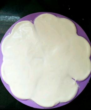 倒入华夫饼模具里，轻轻的摔几下