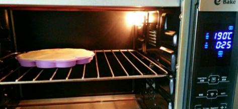 放入提前预热好的烤箱里，中层190度上下火25分钟