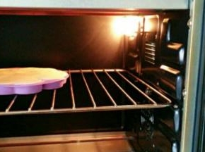 放入提前预热好的烤箱里，中层190度上下火25分钟