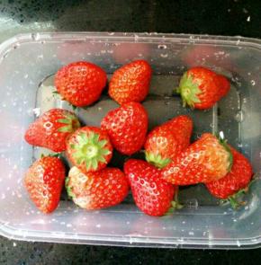 准备一些草莓洗干净
