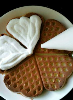 淡奶油加糖打至九成发，装入裱花袋挤在华夫饼上