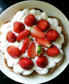 再随意的点缀一些草莓，喜欢什么水果就放什么吧，美美哒华夫饼就做好啦