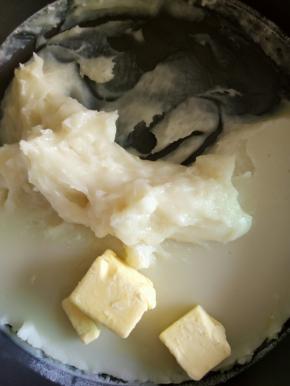 蒸好的麻薯没有白浆的就熟透了，趁热加入黄油揉匀