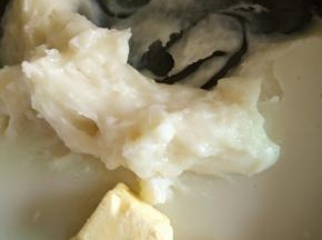 蒸好的麻薯没有白浆的就熟透了，趁热加入黄油揉匀