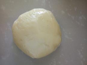 揉好的麻薯包上保鲜膜放冰箱冷藏