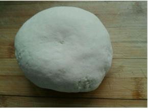 面粉300克加水160克加盐2克揉成光滑面团，醒发30分钟