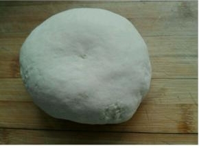 面粉300克加水160克加盐2克揉成光滑面团，醒发30分钟