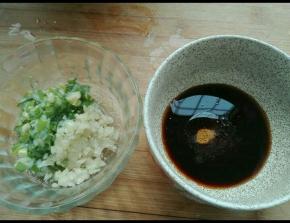 醒发时将葱沫，蒜末备好，生抽和醋2：1调汁