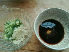 醒发时将葱沫，蒜末备好，生抽和醋2：1调汁