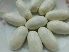 将面团分成约30克左右小面团，搓成椭圆形，面团抹油，醒发时间越长越好，可以提前晚上做好放冰箱，早晨起床用