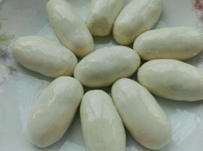 将面团分成约30克左右小面团，搓成椭圆形，面团抹油，醒发时间越长越好，可以提前晚上做好放冰箱，早晨起床用