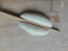 取一个剂子，筷子中间按压到底