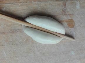 取一个剂子，筷子中间按压到底