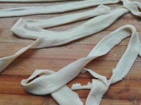 慢慢将剂子拉长，从中间筷子压痕处撕开