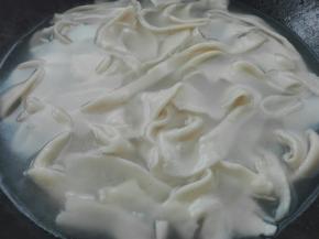 锅中烧开水，放入扯好的面条，煮好
