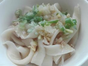 煮好的面条放入切好的葱花，蒜末