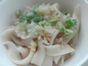 煮好的面条放入切好的葱花，蒜末