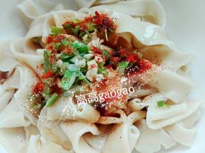 撒上辣椒面，浇入烧热的花生油，听到滋拉，立马香气扑鼻～然后倒入生抽与醋（2：1）调好的汁倒入即可（也可以放点熟花生碎，香菜啥的哈，味道会更香呦）