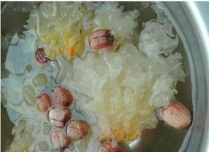 银耳，莲子用温水泡半个小时