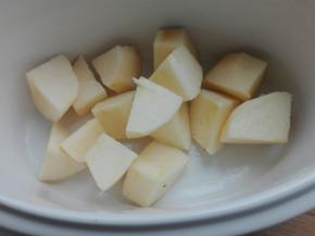 苹果切块放入炖锅