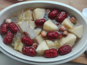 继续放入泡好的银耳（洗干净，去蒂，撕成小块），莲子，枣，冰糖（有枸杞也可以放哈，随意啦）