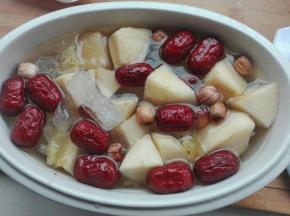 继续放入泡好的银耳（洗干净，去蒂，撕成小块），莲子，枣，冰糖（有枸杞也可以放哈，随意啦）