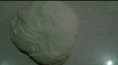 面粉分两次加温水调成面团