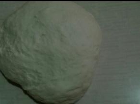 面粉分两次加温水调成面团