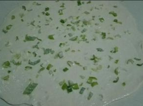 案板撒一层干粉，将面团擀成薄薄的圆形，刷一层花生油，撒上点盐，在撒上葱花碎