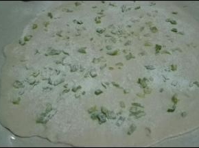 继续撒一层薄薄的干粉，起层效果好