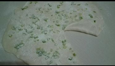 用刀划开一个口子，折叠过去，顺此方向折叠完，捏紧封口