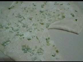 用刀划开一个口子，折叠过去，顺此方向折叠完，捏紧封口