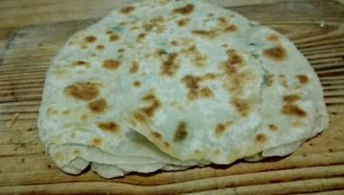 平底锅到底油，煎至两面金黄色，出锅摔几下饼，使其层次松软